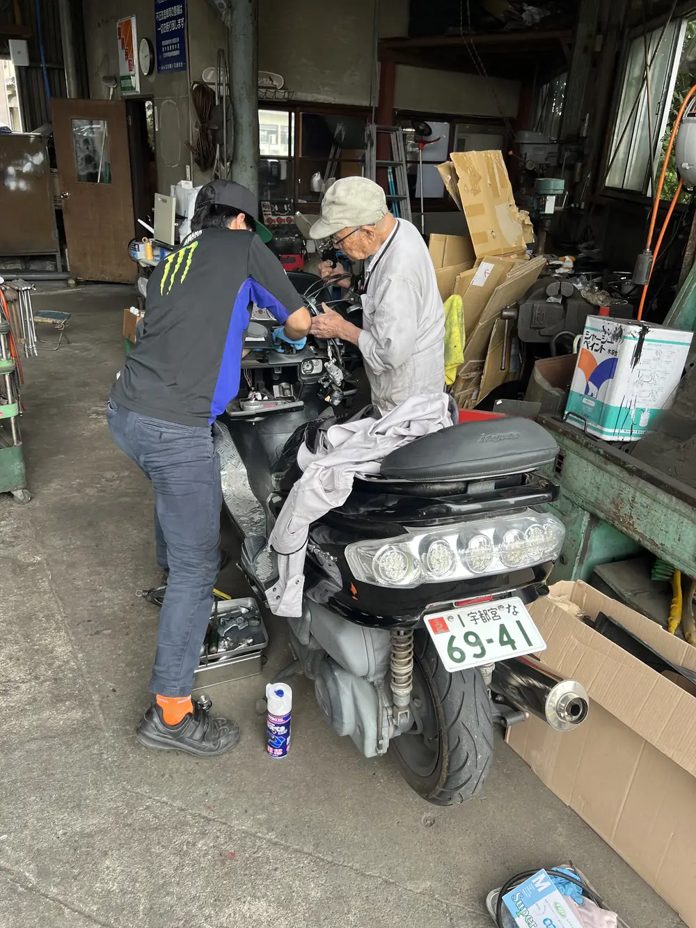 バイクの整備作業