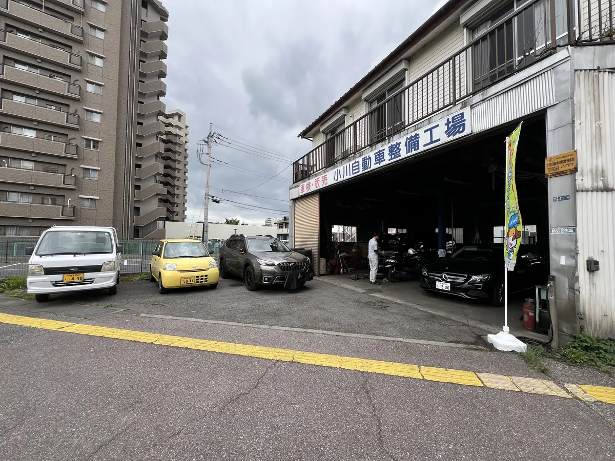 工場の外観と駐車スペース
