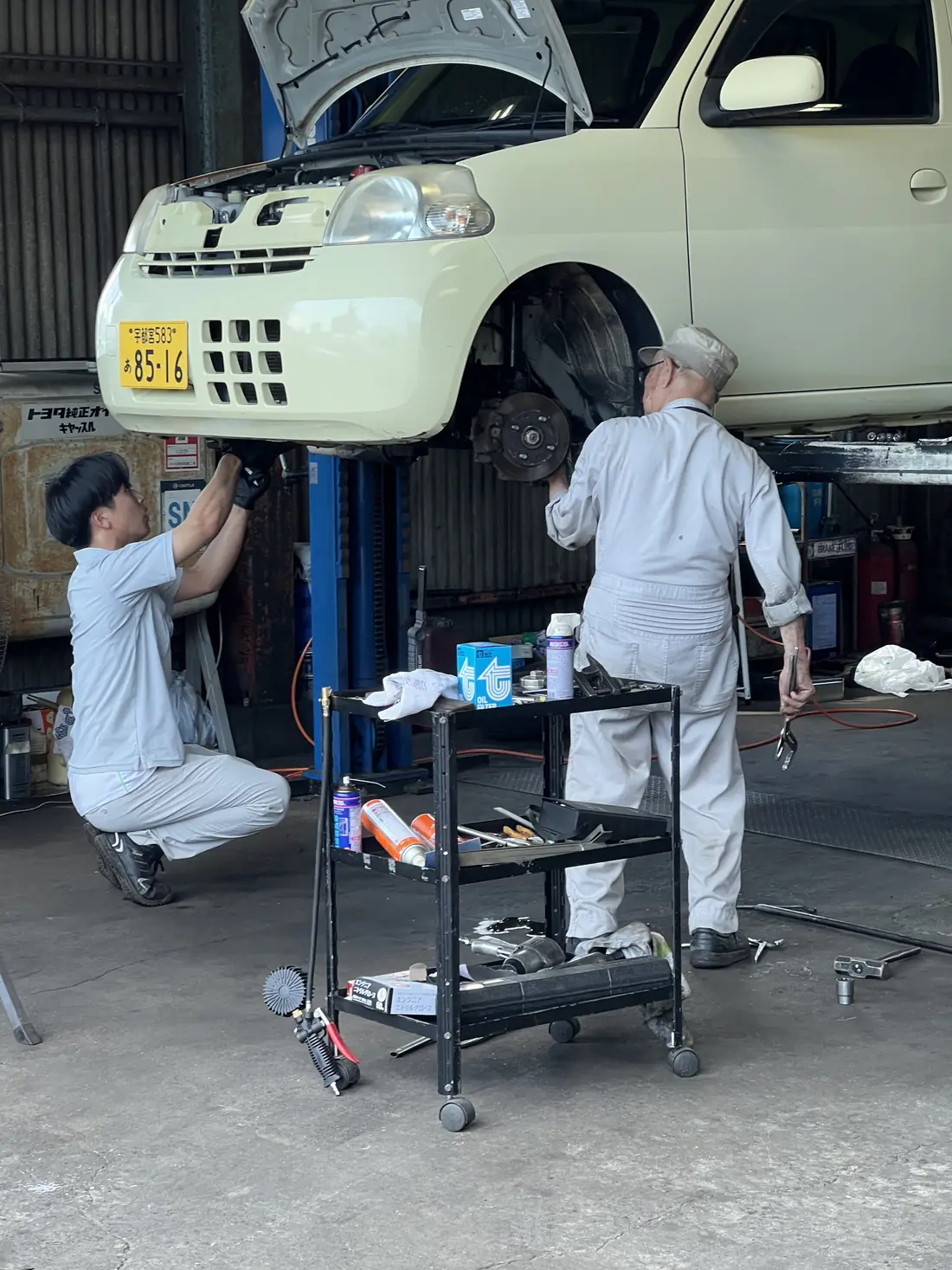 リフトに上げた車の点検作業